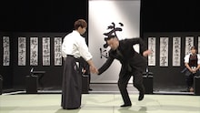 「明鏡止水 武のKAMIWAZA」第2回「武の物語」より、白川竜次（左）の「握手からの崩し」を味わうケンドーコバヤシ（右）