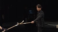 「明鏡止水 武のKAMIWAZA」第2回「武の物語」より、なぎなたの間合いを味わう岡田准一