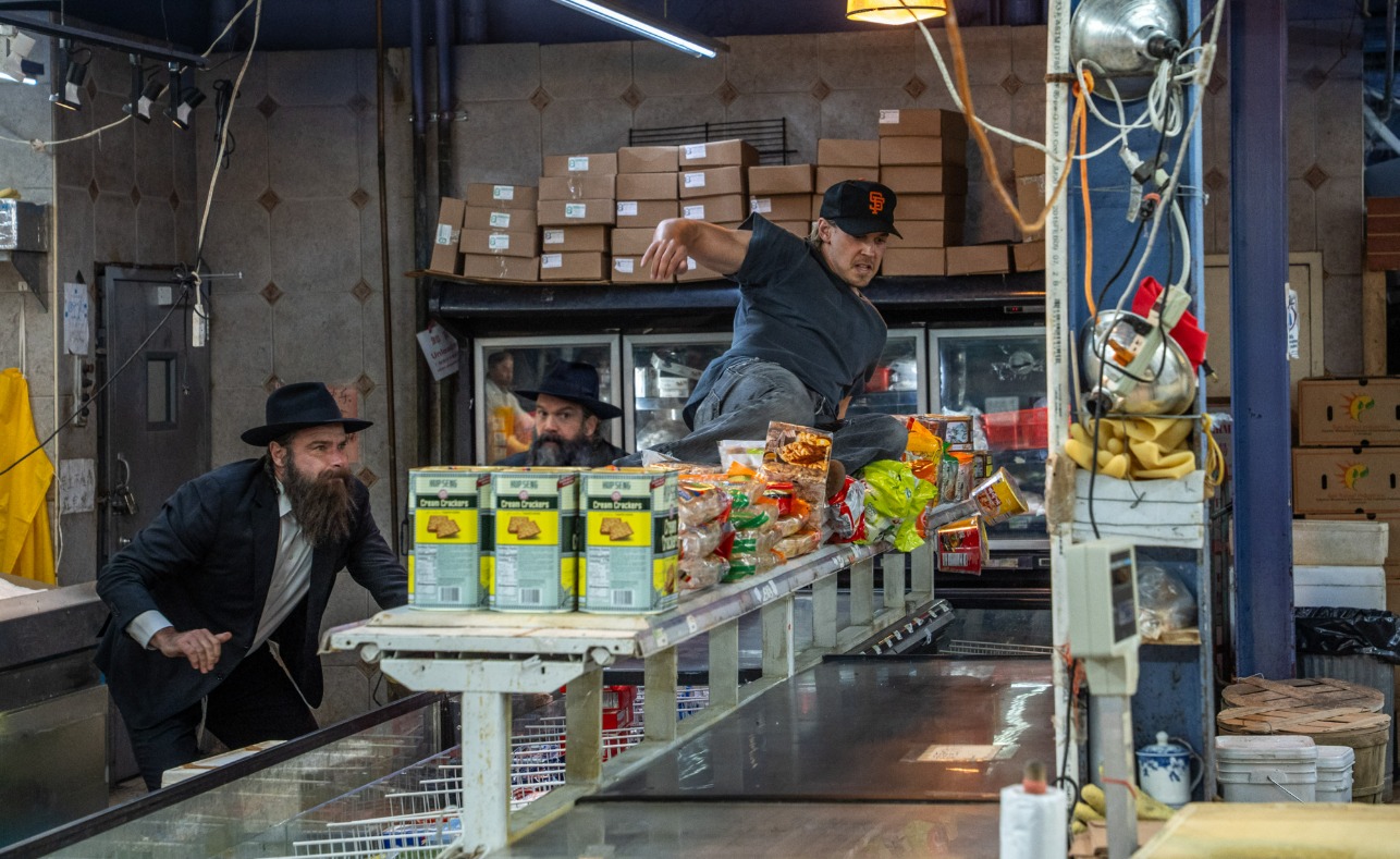 映画「コート・スティーリング」場面写真。主人公・ハンクとマフィアのチェイスシーン