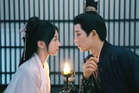 国公・蕭蘅（右）。演じたのは中国ドラマ「寧安如夢～宮廷にふたたび舞い降りる愛～」「五福の娘たち﻿」などで知られるワン・シンユエ（王星越）