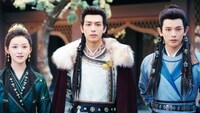 中国ドラマ「相思令～君綺羅と玄烈～」より、君綺羅に目を奪われる玄烈（中央）。演じたのは「君子盟」「骄阳似我（原題）」などで知られるソン・ウェイロン（宋威龍）