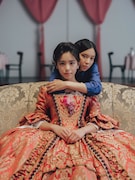 「終点のあの子」写真展で展示される、當真あみ（手前）と中島セナ（奥）の撮り下ろしカット