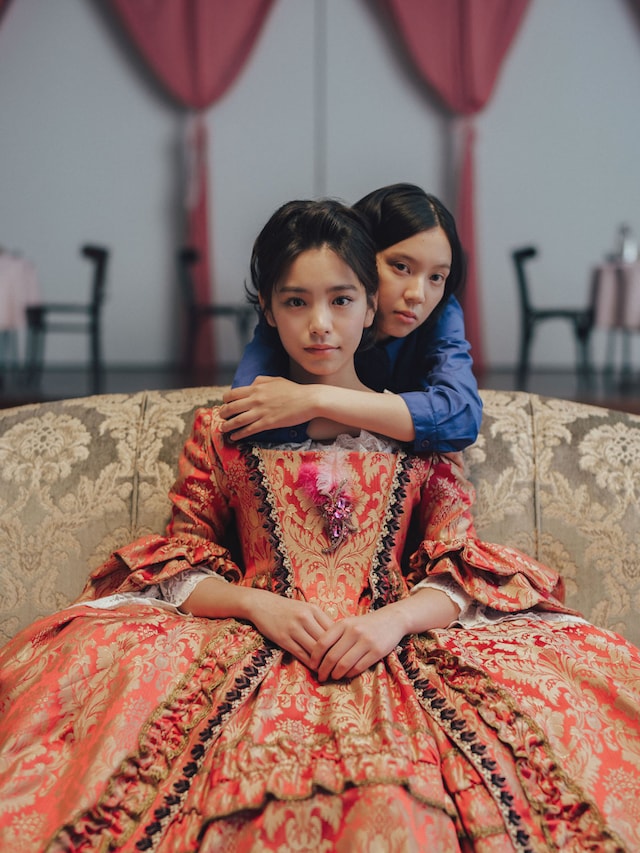 「終点のあの子」写真展で展示される、當真あみ（手前）と中島セナ（奥）の撮り下ろしカット