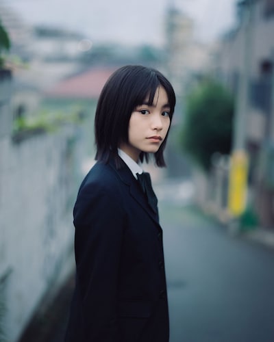 「終点のあの子」写真展で展示される、當真あみの撮り下ろしカット