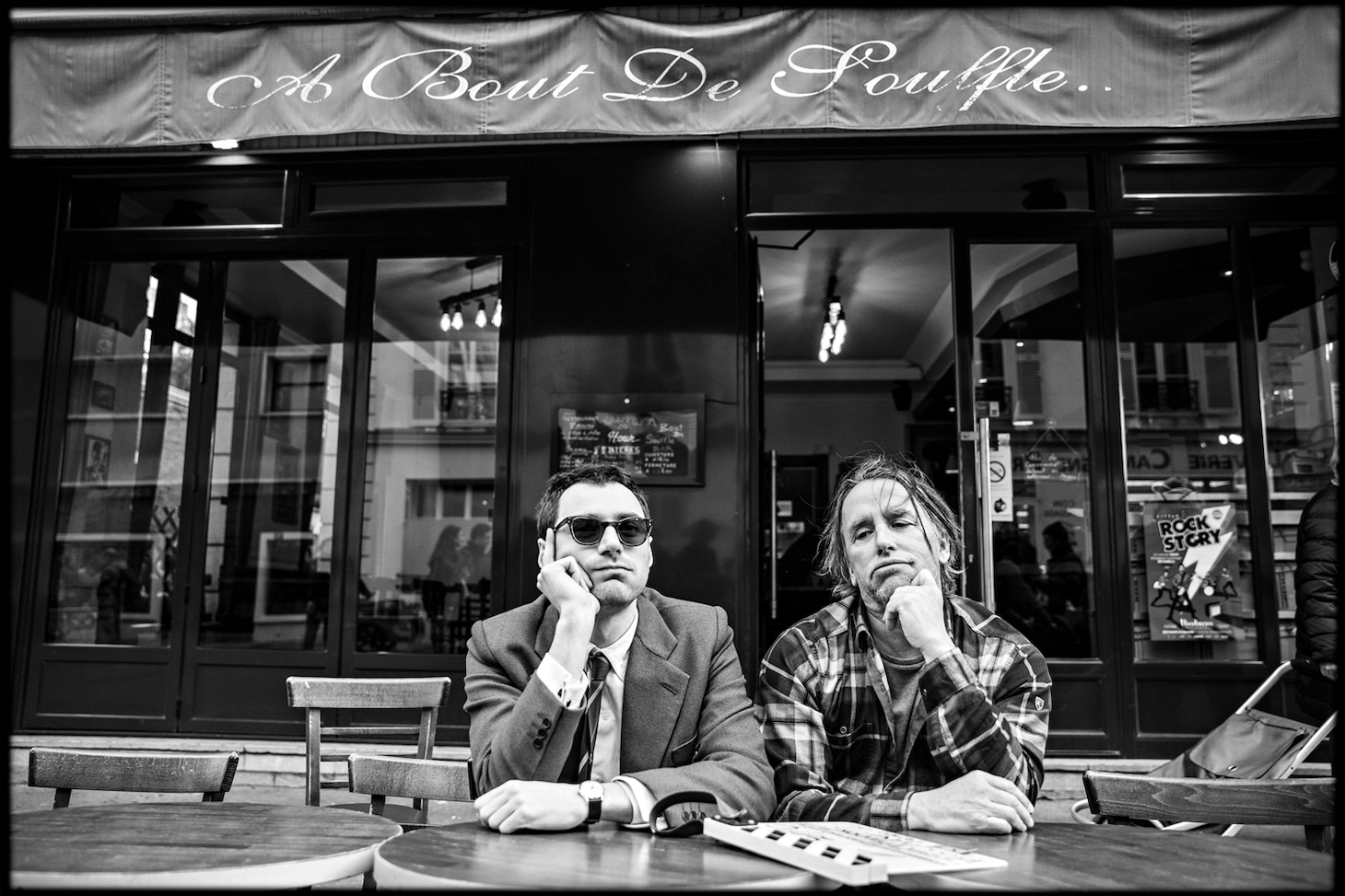 「ヌーヴェルヴァーグ」メイキング写真。左からゴダール役のギヨーム・マルベック、監督のリチャード・リンクレイター ©JeanLouisFernandez