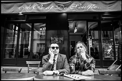 「ヌーヴェルヴァーグ」メイキング写真。左からゴダール役のギヨーム・マルベック、監督のリチャード・リンクレイター ©JeanLouisFernandez