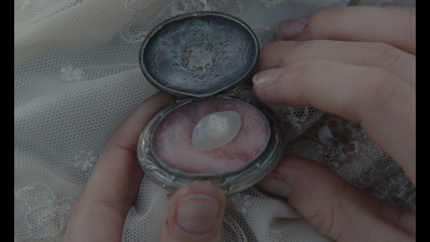 「アグリーシスター 可愛いあの娘は醜いわたし」場面写真