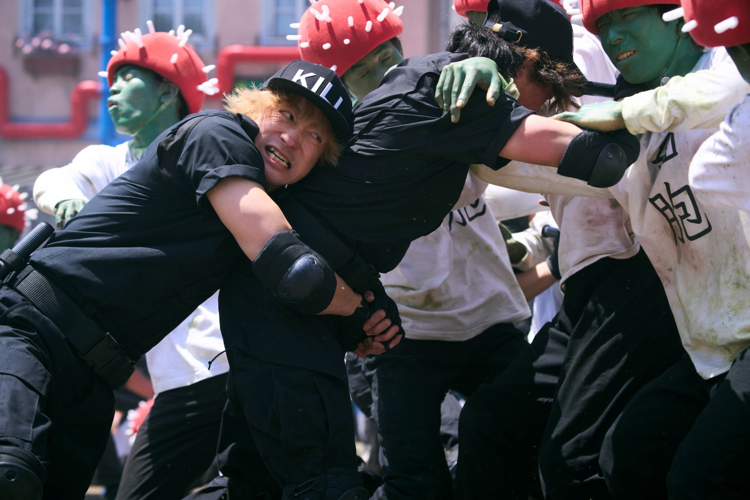 「はたらく細胞」場面写真。山本耕史演じるキラーT細胞