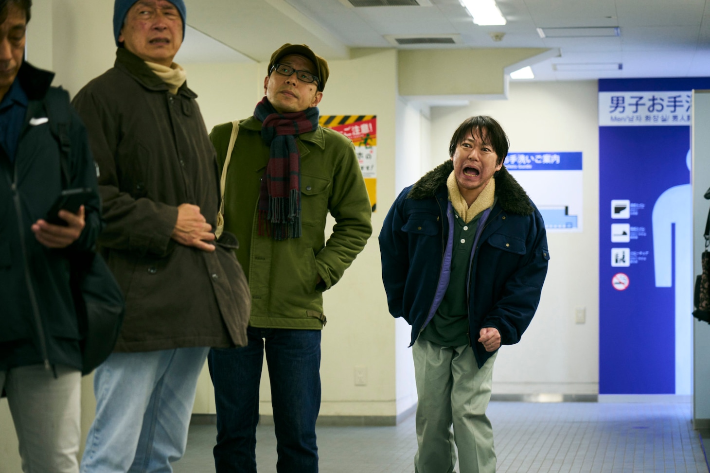 「はたらく細胞」場面写真。阿部サダヲ演じる漆崎茂（右端）