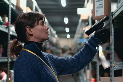 映画「オーロラの涙」の主人公であるオーロラ。ポルトガルから移住し、スコットランドの郊外に広がる巨大な物流センターでピッカーとして働いている