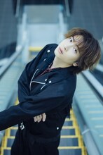 庄司浩平のカレンダー発売決定、恐竜の聖地・福井県で撮影