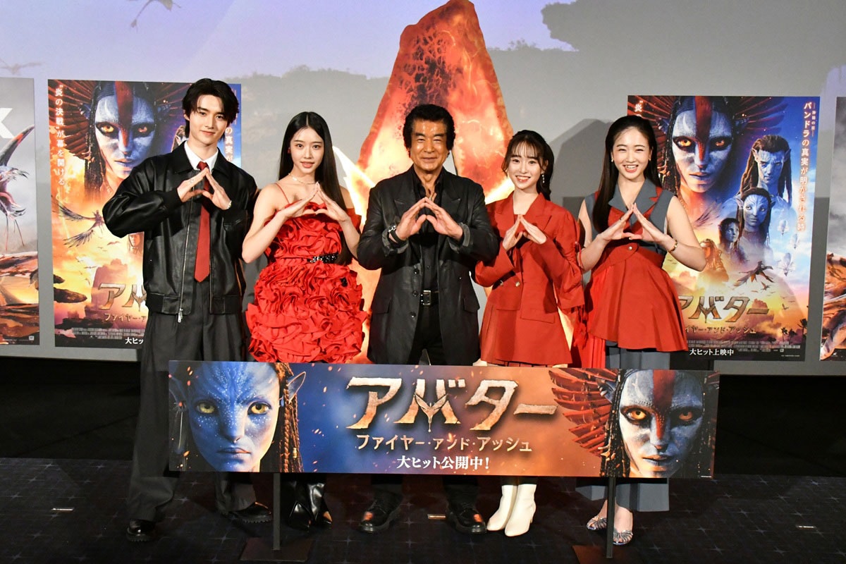 「アバター：ファイヤー・アンド・アッシュ」大ヒット記念舞台挨拶にて、左から藤岡真威人、天翔天音、藤岡弘、藤岡舞衣、天翔愛