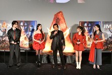 「アバター：ファイヤー・アンド・アッシュ」大ヒット記念舞台挨拶にて、左から藤岡真威人、天翔天音、藤岡弘、藤岡舞衣、天翔愛