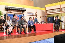 ドラマ「探偵さん、リュック開いてますよ」制作発表記者会見でキャストからの質問に答えた沖田修一（右）