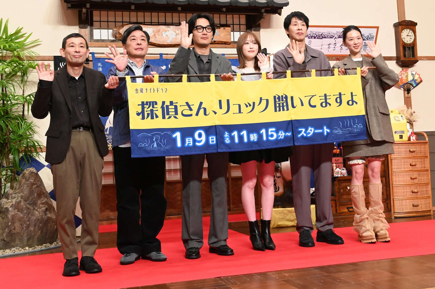 ドラマ「探偵さん、リュック開いてますよ」制作発表記者会見の様子。左から水澤紳吾、光石研、松田龍平、髙橋ひかる、大倉孝二、片山友希
