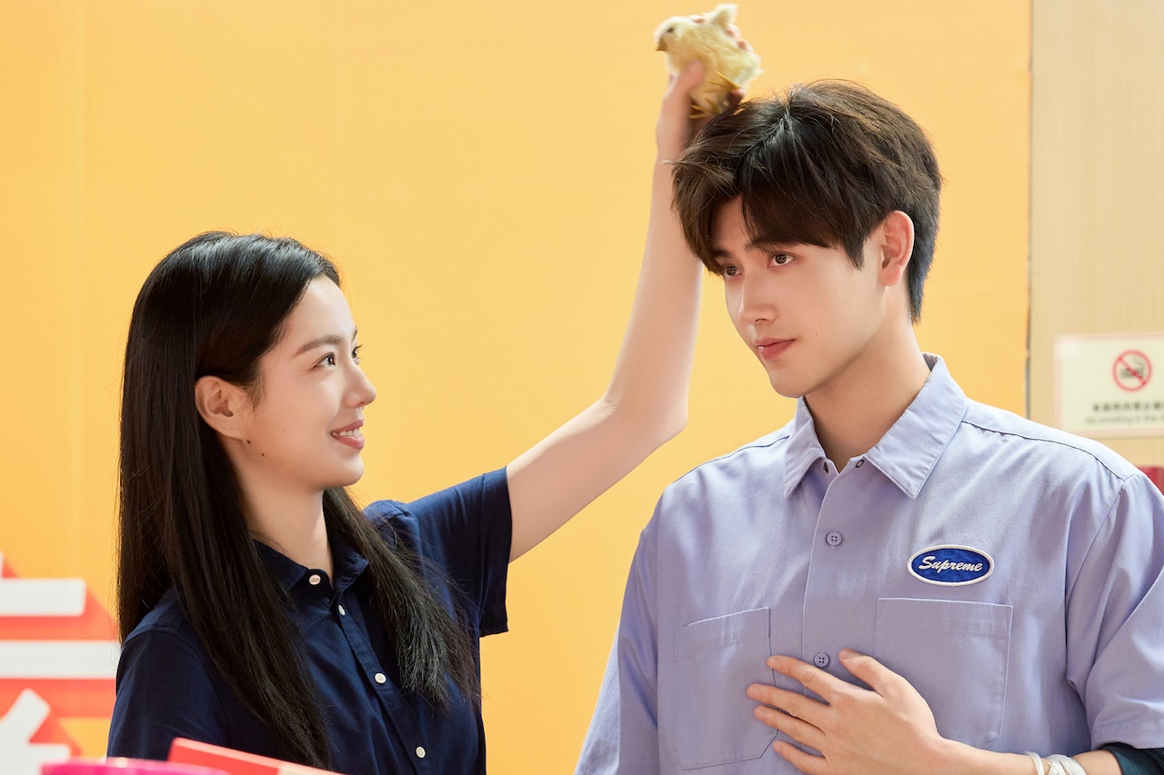 中国ドラマ「あの頃、僕たちは」より、左からジュアン・ダーフェイ（荘達菲）演じるディン・ジートン、チェン・フェイユー（陳飛宇）演じるガン・ヤン ©YOUKU INFORMATION TECHNOLOGY(Beijing) CO.,LTD.