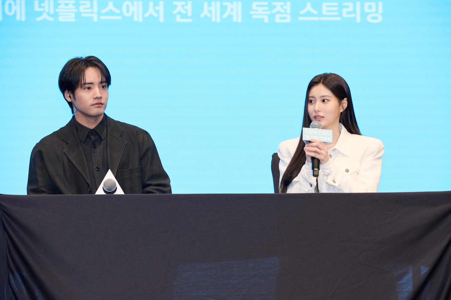 「キンパとおにぎり～恋するふたりは似ていてちがう～」制作発表の様子。左から赤楚衛二、カン・ヘウォン