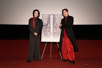 「《シネマ歌舞伎》歌舞伎NEXT 朧の森に棲む鬼 幸四郎版」舞台挨拶に参加した市川染五郎（左）、松本幸四郎（右）