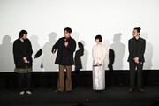 ドラマ「冬のなんかさ、春のなんかね」第1話完成披露試写会にて、左から監督・脚本の今泉力哉、キャストの成田凌、杉咲花、内堀太郎