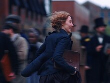 「ストーリー・オブ・マイライフ／わたしの若草物語」場面写真。シアーシャ・ローナンが作家志望のジョーを演じた