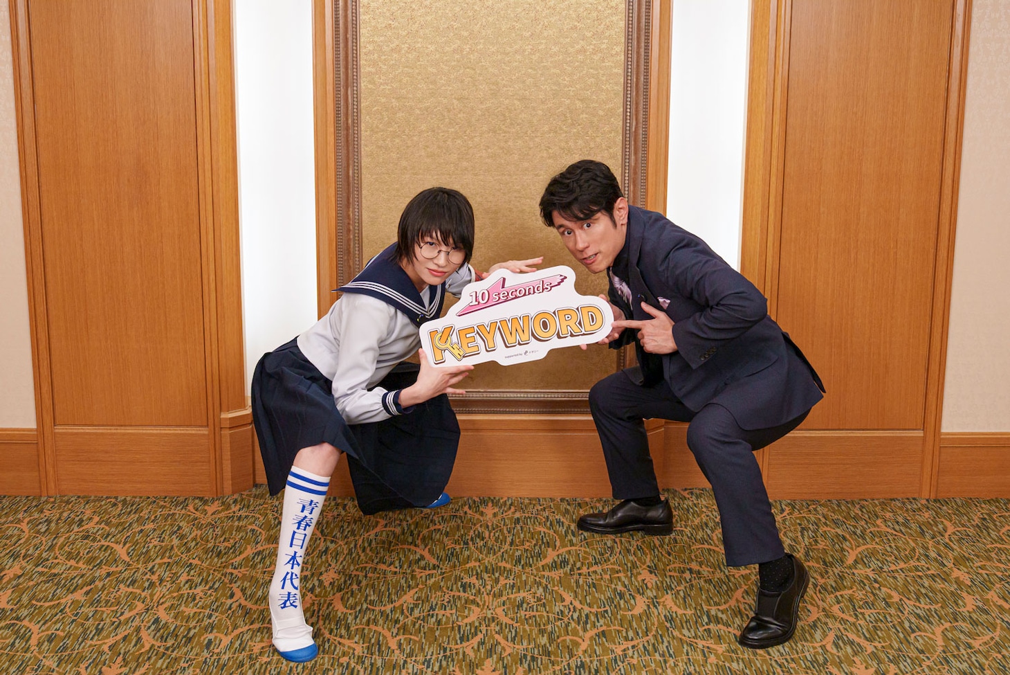 「迷宮のしおり」で声優を務めた新しい学校のリーダーズ・SUZUKA（左）とネプチューン・原田泰造（右）