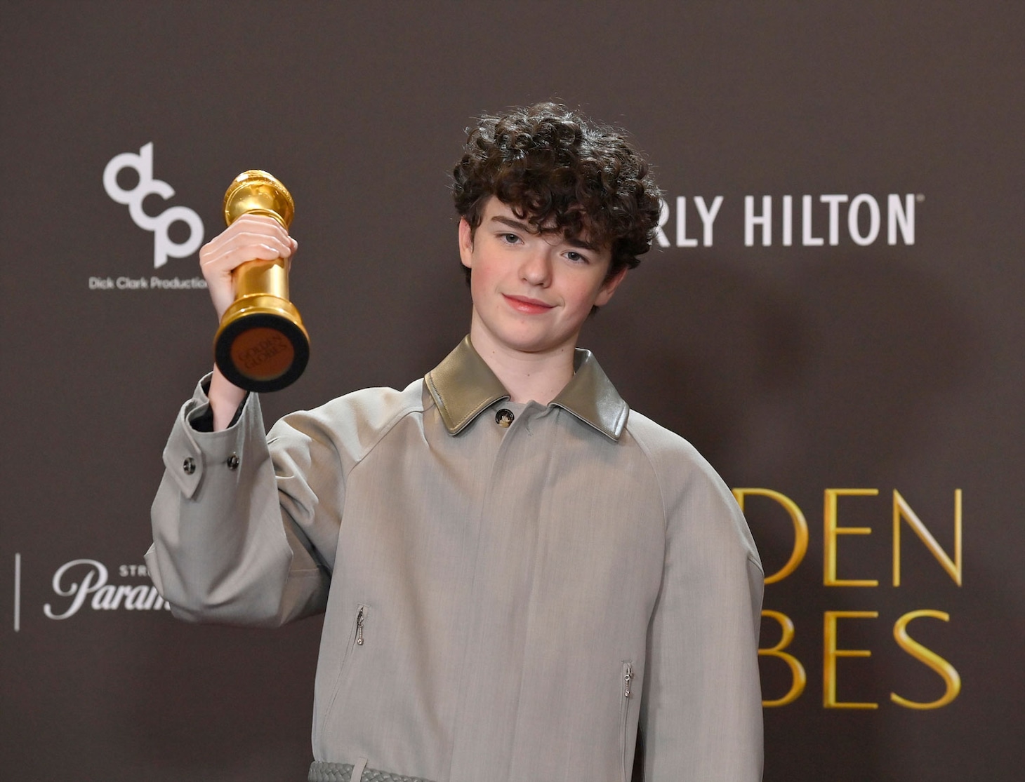 Netflixシリーズ「アドレセンス」で少年ジェイミーを演じたオーウェン・クーパー。第83回ゴールデングローブ賞テレビ部門にて、史上最年少の16歳で助演男優賞を受賞した（写真提供：JIM RUYMEN / UPI / Newscom / ゼータ イメージ）