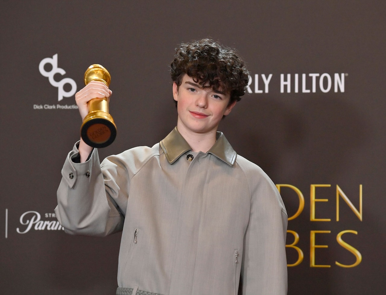 Netflixシリーズ「アドレセンス」で少年ジェイミーを演じたオーウェン・クーパー。第83回ゴールデングローブ賞テレビ部門にて、史上最年少の16歳で助演男優賞を受賞した（写真提供：JIM RUYMEN / UPI / Newscom / ゼータ イメージ）