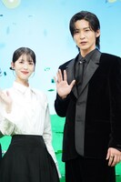 左から浜辺美波、目黒蓮、