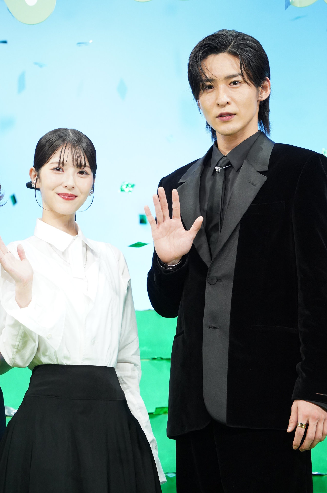 左から浜辺美波、目黒蓮、