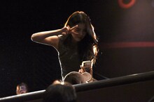 ファンサービスするハン・ソヒ