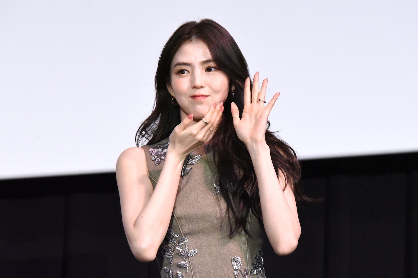 あご乗せポーズをするハン・ソヒ