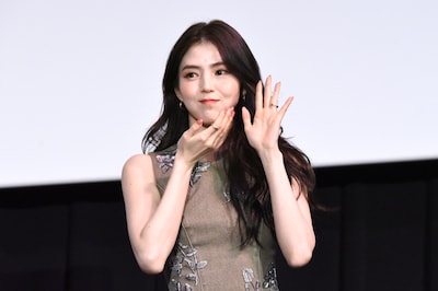 あご乗せポーズをするハン・ソヒ