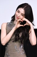 ファンにハートマークをプレゼントするハン・ソヒ