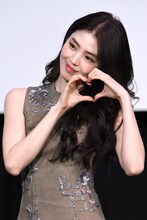 ファンにハートマークをプレゼントするハン・ソヒ