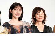 映画「ただいまって言える場所」完成披露上映会の様子。左から鈴木愛理、大塚寧々