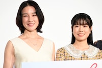 映画「ただいまって言える場所」完成披露上映会の様子。左から伊藤歩、川口真奈