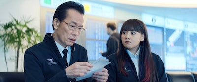 「エンジェルフライト THE MOVIE」場面写真。左から遠藤憲一演じる柏木史郎、野呂佳代演じる松山みのり