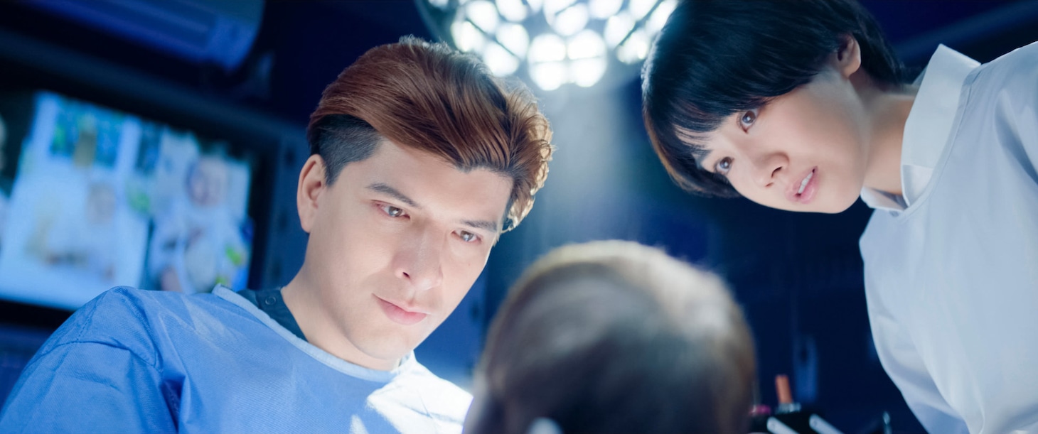 「エンジェルフライト THE MOVIE」場面写真。左から城田優演じる柊秀介、松本穂香演じる高木凛子