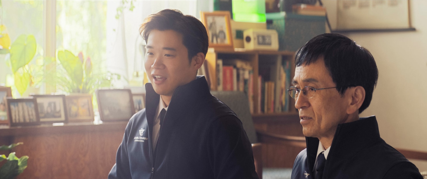 「エンジェルフライト THE MOVIE」場面写真。左から矢本悠馬演じる矢野雄也、徳井優演じる田ノ下貢