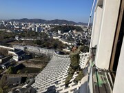 1月15日放送BS12 トゥエルビ「にっぽん清掃物語～縁の下のプロたち～」より、世界遺産である兵庫・姫路城の清掃の様子。350名の自衛官が大天守、石垣、お濠で奮闘した