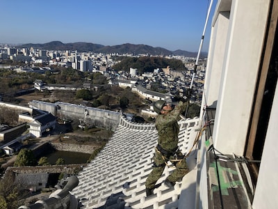 1月15日放送BS12 トゥエルビ「にっぽん清掃物語～縁の下のプロたち～」より、世界遺産である兵庫・姫路城の清掃の様子。350名の自衛官が大天守、石垣、お濠で奮闘した