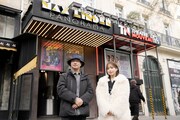 フランス・パリの劇場Max Linder Panoramaを訪れた齊藤京子（右）、深田晃司（左）