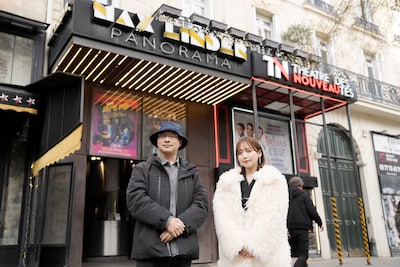 フランス・パリの劇場Max Linder Panoramaを訪れた齊藤京子（右）、深田晃司（左）