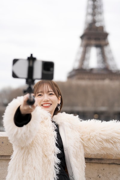 エッフェル塔を背景に記念撮影する齊藤京子