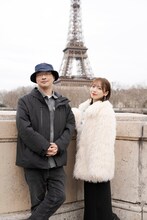 エッフェル塔を背景に記念撮影する齊藤京子（右）、深田晃司（左）