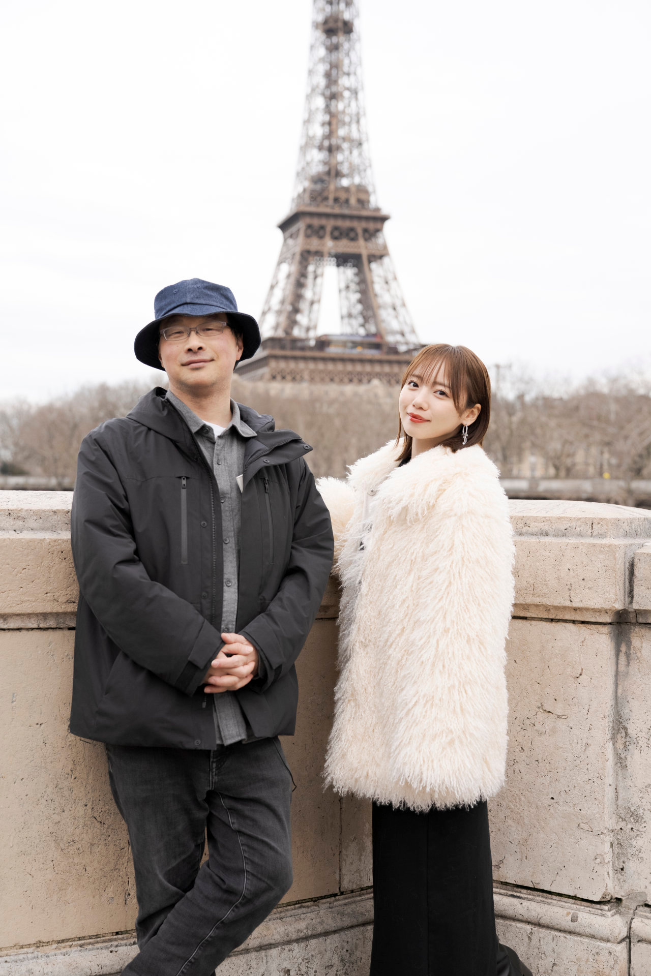 エッフェル塔を背景に記念撮影する齊藤京子（右）、深田晃司（左）