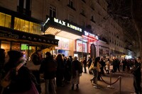 フランス・パリの劇場Max Linder Panoramaの入り口には長蛇の列が