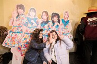 ハッピー☆ファンファーレのパネルと一緒に写真撮影するファンの様子