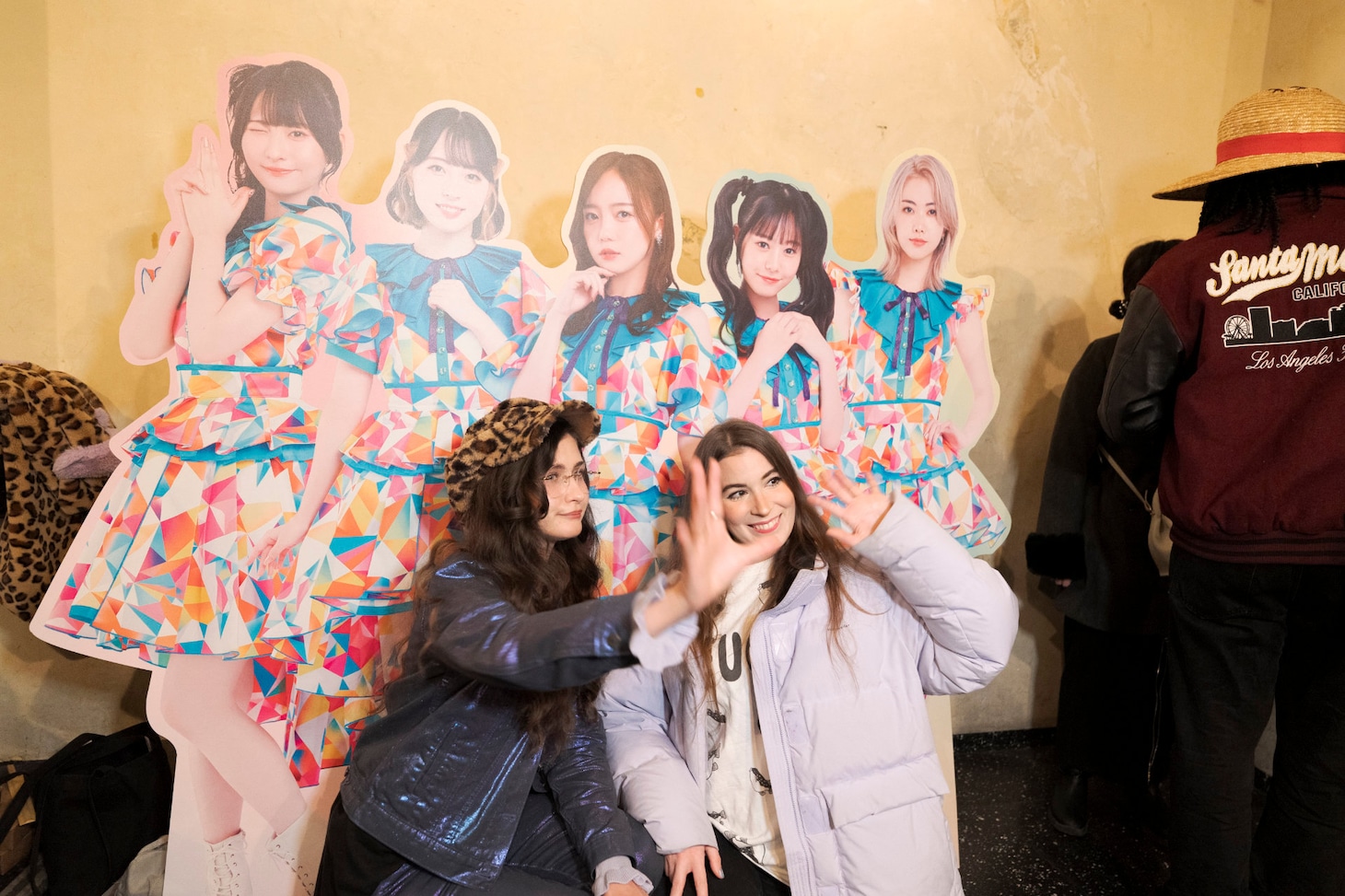 ハッピー☆ファンファーレのパネルと一緒に写真撮影するファンの様子