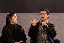 深田晃司（右）